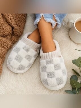 Cozy Plush Sherpa Slippers Gray Checkered Faux Fur House Shoes, Size 7.5-8